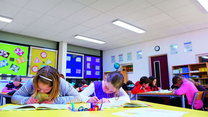 La configurazione dell'illuminazione Concentrazione contribuisce a creare un'atmosfera ideale per l'apprendimento nelle aule presso la Scuola elementare di Wintelre