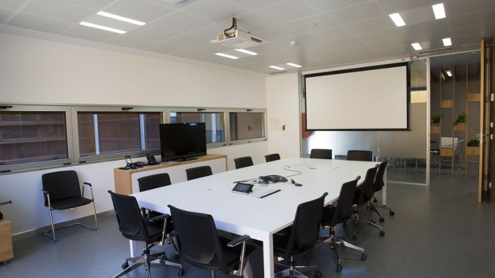 Un'atmosfera efficiente creata nella sala riunioni di E.ON Spagna con le soluzioni di illuminazione per uffici di Philips
