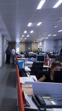 Dipendenti che lavorano in modo efficiente con le luci a risparmio energetico di Philips Lighting negli uffici di E.ON Spagna