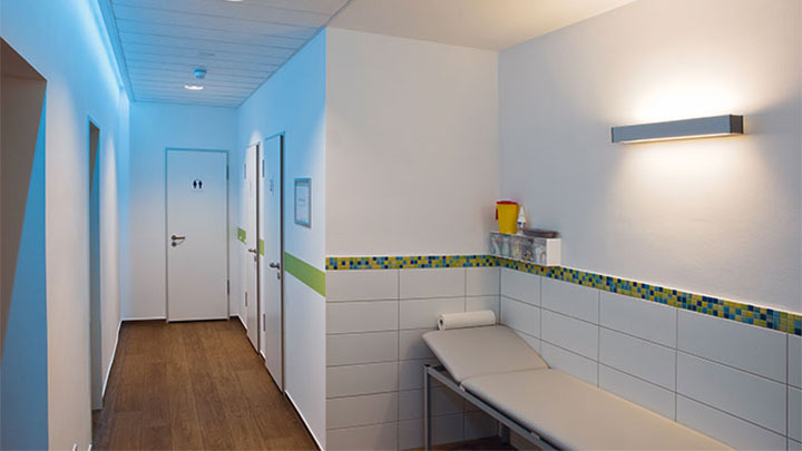 Un corridoio nell'Unità radiologica di Greifswald illuminato con le soluzioni a efficienza energetica di Philips 