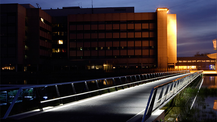 Ponte nell'High Tech Campus, illuminato in modo efficace con le soluzioni per esterni di Philips 