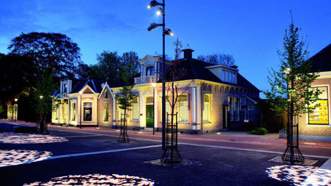 L'illuminazione degli alberi nel centro di Hoogeveen crea splendide ombre