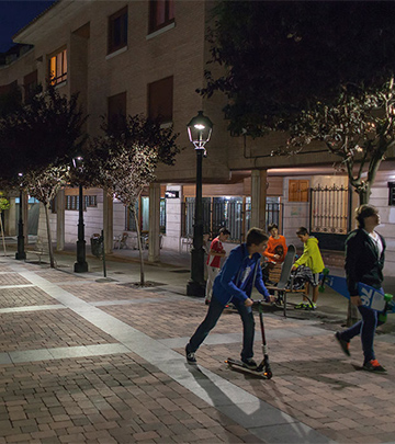 Persone a passeggio di sera, lungo le vie di Palencia illuminate da Philips Lighting