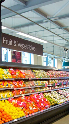 Frutta e verdura appaiono fresche con l'illuminazione per supermercati di Philips