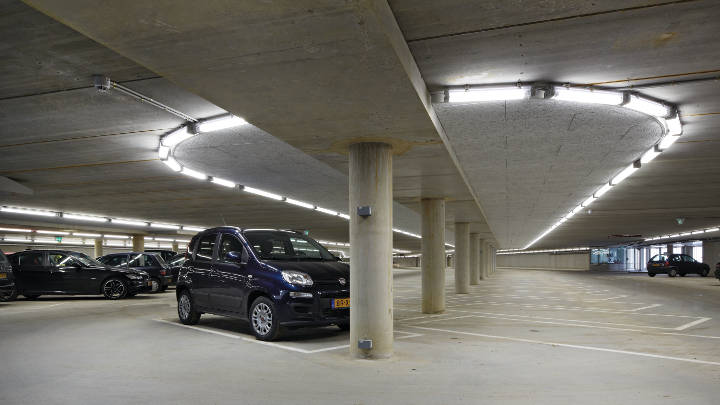 Parcheggio al coperto e banco informazioni illuminati da Philips Lighting 