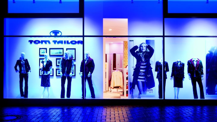 Vetrina del Markenstore, in Germania, illuminata con Philips AmbiScene