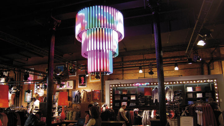 Negozio di moda illuminato con Philips AmbiScene
