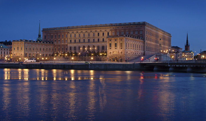 I sistemi di illuminazione a luce bianca Philips mettono in risalto i dettagli decorativi del Palazzo Reale di Stoccolma, Svezia