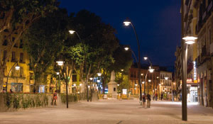 Piazza illuminata con la luce bianca Philips