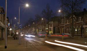 Via trafficata in un'area residenziale illuminata da Philips