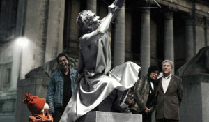 Alcune persone ammirano una statua via illuminata con luce bianca Philips