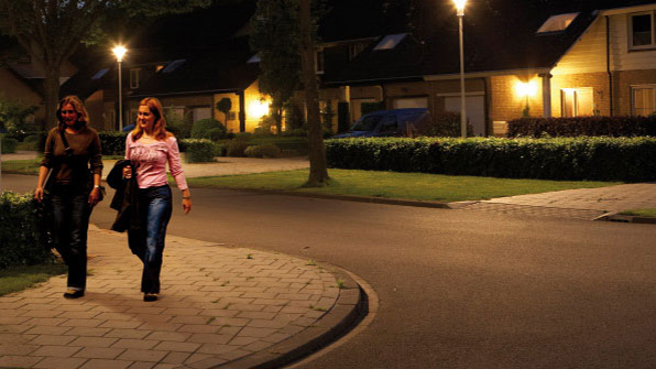 Donne che passeggiano in una via illuminata in modo efficace da Philips