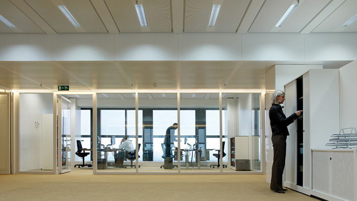 Un ufficio illuminato con l'illuminazione dinamica Philips 