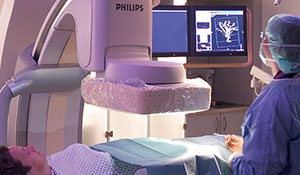 Dottori usano una macchina per radiografie su un paziente