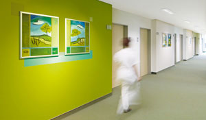 Un'infermiera passeggia lungo il corridoio di un ospedale "verde" 