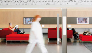 La sala di attesa dell'ospedale diventa più accogliente con un'illuminazione sostenibile Philips