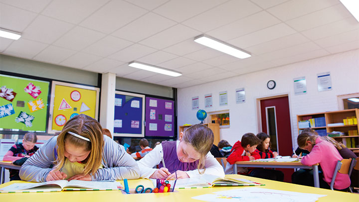 Impostazioni di luce Focus SchoolVision: illuminazione per la scuola connessa per attività che richiedono molta concentrazione