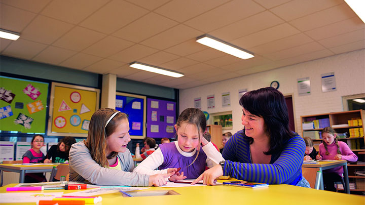 Impostazioni di luce Calm SchoolVision: illuminazione per la scuola connessa per trovare l'equilibrio in una classe iperattiva