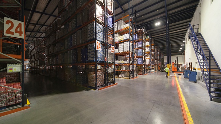 I sistemi d'illuminazione industriale GreenWarehouse di Philips Lighting offrono fino al 50% di risparmio energetico.