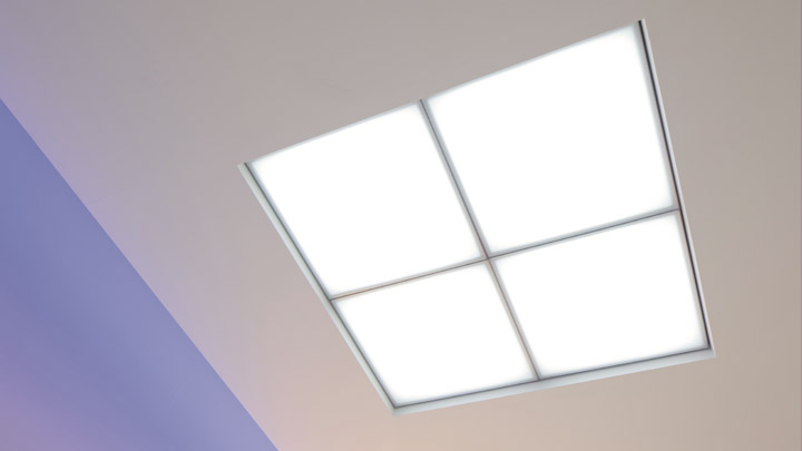 I moduli a soffitto HealWell di Philips Lighting migliorano l'esperienza del paziente con una luce che sembra naturale e segue i ritmi del sonno