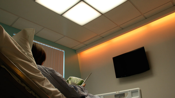 L'illuminazione per nicchie LED HealWell di Philips Lighting migliora l'esperienza del paziente con una luce che cambia colore e segue i ritmi del sonno