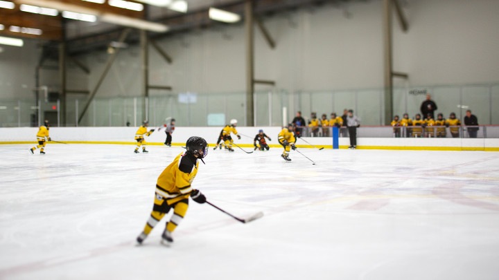 Illuminazione per campi da hockey: proiettori Philips per impianti al coperto