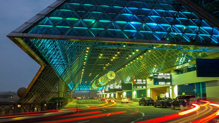 Entrata dell'aeroporto bella e chiaramente illuminata