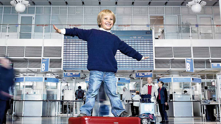 Bambino che gioca in un terminal ben illuminato dell'aeroporto