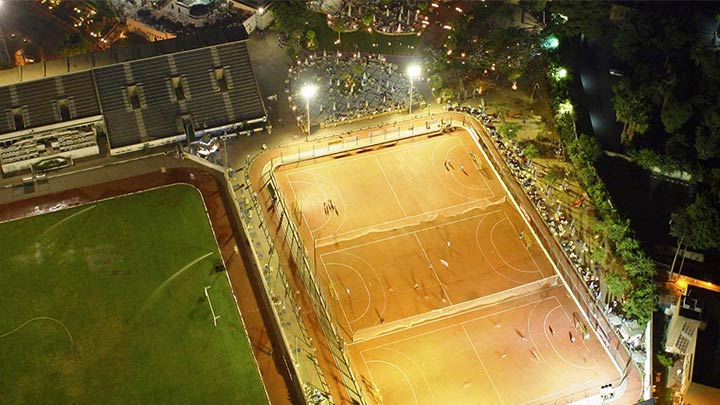 Vista aerea di un campo sportivo nitidamente illuminato