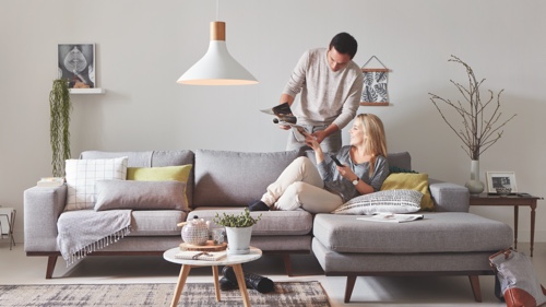 Due persone sedute sul divano a casa con la luce di alta qualità dei LED 