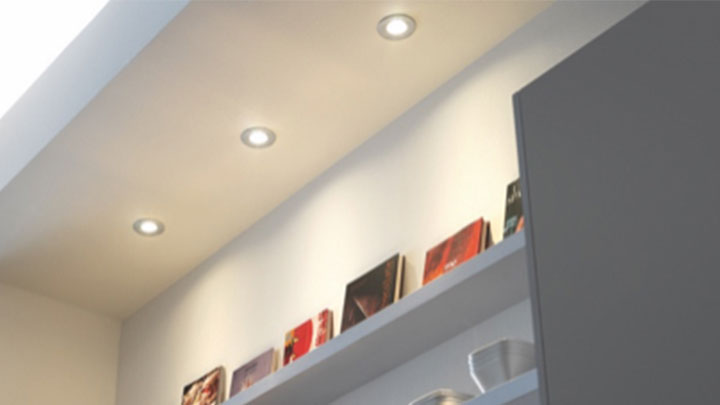 Faretto LED Philips che illumina una libreria