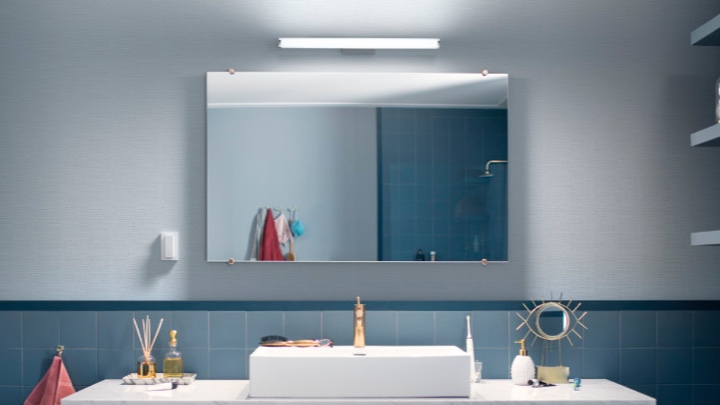 Luce da parete sopra uno specchio nel bagno