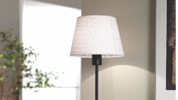 Una lampada da tavolo su una scrivania nel corridoio