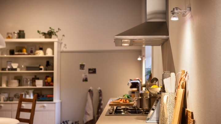 Piano di lavoro della cucina illuminato da una luce brillante