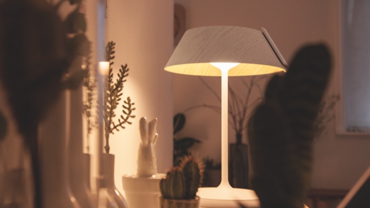 Lampada da tavolo che illumina un mobile del soggiorno