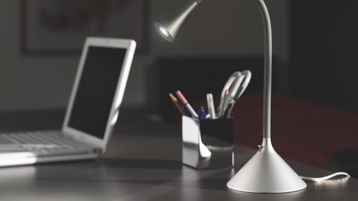 una lampada e un laptop su una scrivania