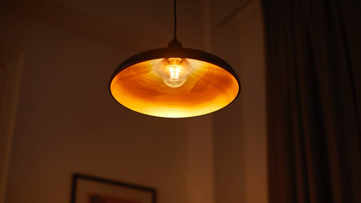 Una lampada che emette luce soffusa e calda