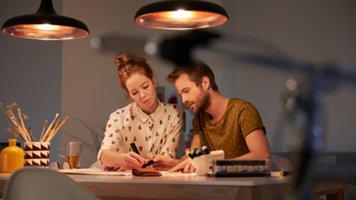 due persone lavorano insieme su una scrivania ben illuminata