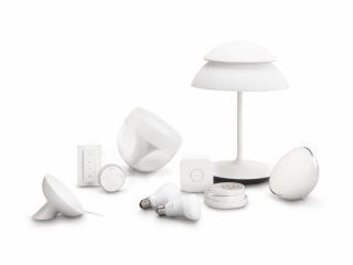 "Collezione di illuminazione LED intelligente Philips Hue con lampade da tavolo, lampadine e dispositivi di controllo per personalizzare l'illuminazione e l'atmosfera della casa."