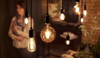 "Le lampade a filamento LED in stile vintage, disponibili in varie forme, forniscono illuminazione alla zona pranzo, creando un'atmosfera calda e presentando soluzioni di Illuminazione Decorativa a efficienza energetica per gli interni della casa moderna."