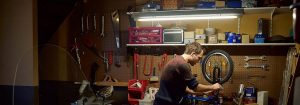 "Lampada tubolare a LED illumina l'interno del garage, mostrando un'illuminazione a risparmio energetico per gli spazi di stoccaggio di biciclette e articoli per la casa."