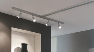 Faretti che mettono in risalto un vaso elegante