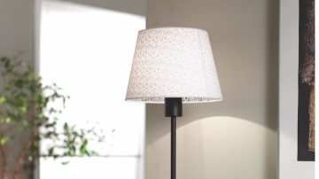 Una lampada da tavolo su una scrivania nel corridoio