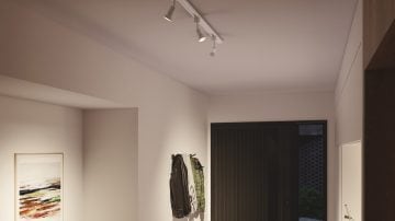 Faretti in corridoio per illuminare gli appendiabiti