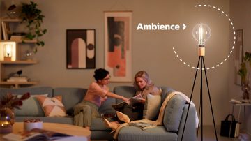 Moderna lampadina decorativa LED Philips che illumina il soggiorno