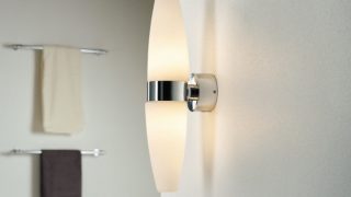 "Bagno moderno con elegante applique a LED ad alta potenza, che illumina l'arredamento minimalista e crea un'atmosfera da spa."