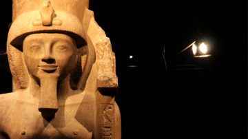 Illuminazione di una statua nel Museo Egizio, in Italia, ad opera di Philips lighting